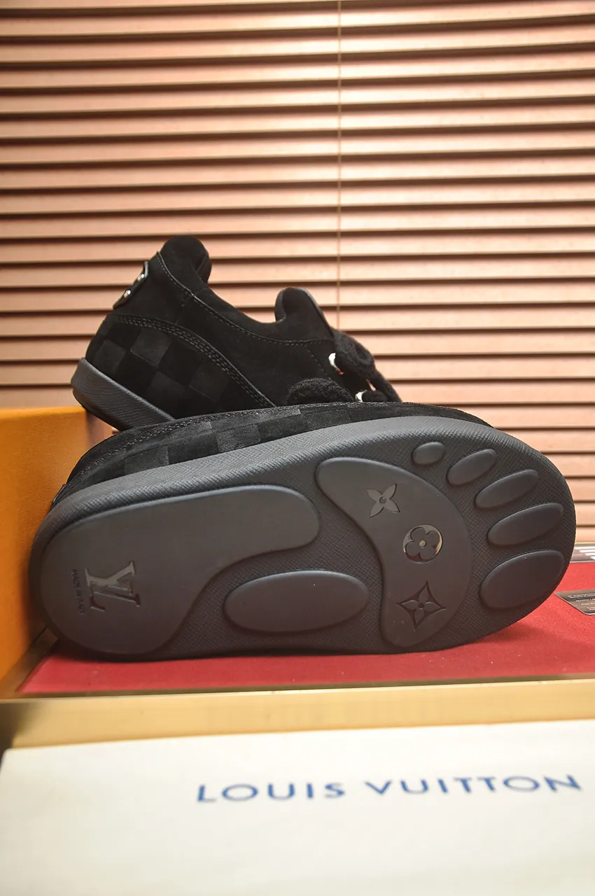Men's men's shoes💰700💶 🔥New style🔥 LV co-branded nigo, ugly and cute😍Many Internet celebrities have put on their shoes, classic and versatile items.  ❄️Fabric: Imported high mercerized cow suede. ❄️Inner lining: high-grade elastic mesh, ❄️Outsole: original molded outsole, palm print rubber outsole with hidden L letter and Monongram flower ❄️Size: Female 35-41 (Female 41 customized), Male 39-46 (45-46 customized)